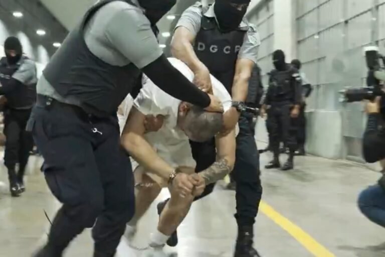 Photo: The photo without a man identified by Jennifer Vásquez Sura as her husband, Kilmar Abrego García, is directed by force by the guards through the center of confinement of terrorism in Tecoluca, El Salvador.